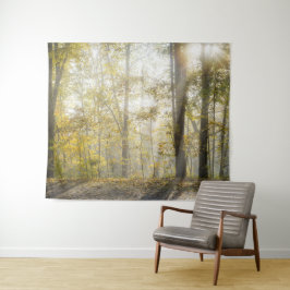 Sonnenlicht durch herbstliche Waldbaumnatur Wandteppich