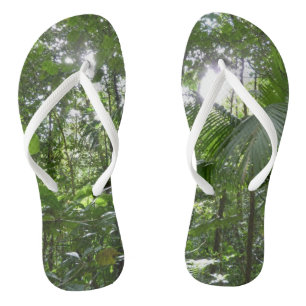 Sonnenlicht durch Regenwaldkanopie tropisches Grün Flip Flops
