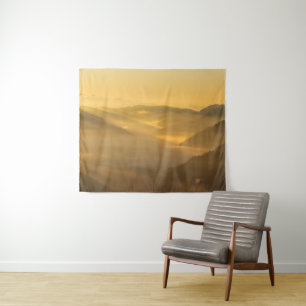 Sonnenlicht strahlt am Nebel Wandteppich