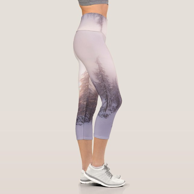 Sonnenlicht und Fichtenwald Capri Leggings (Rechts)