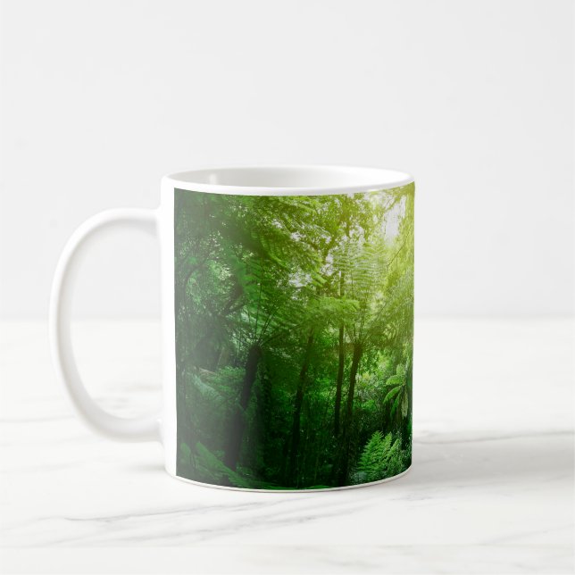 Sonnenlichtes Baumdach im tropischen Dschungel  Kaffeetasse (Links)
