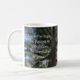 Sonnenschein durch Kiefer, Bibel-Vers-Hoffnung u. Kaffeetasse