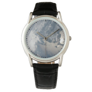 Sonnenschein im Wasser der Erde. Armbanduhr