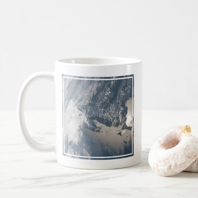 Sonnenschein im Wasser der Erde. Kaffeetasse (Mit Donut)