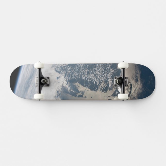 Sonnenschein im Wasser der Erde. Skateboard (Horizontal)