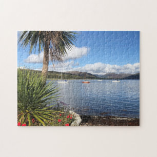 Sonnenschein in Schottland. Bucht mit Palmen und Y Puzzle
