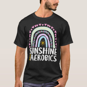 Sonnenschein und Aerobics Niedliches Regenbogenges T-Shirt