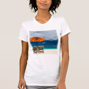 Sonnenschirm am Sandstrand  Malediven T-Shirt