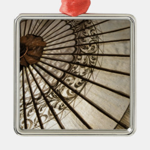 Sonnenschirm oder asiatischer Parasol Silbernes Ornament