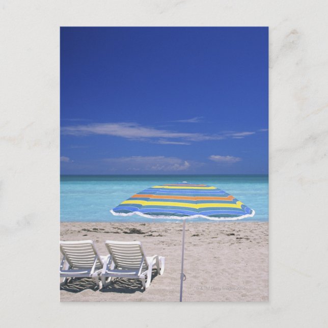 Sonnenschirm und zwei Liegestühle am Strand, Miami Postkarte (Vorderseite)