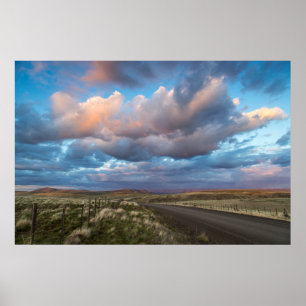Sonnenschirme über der Gravel Zumani Prairie Road Poster