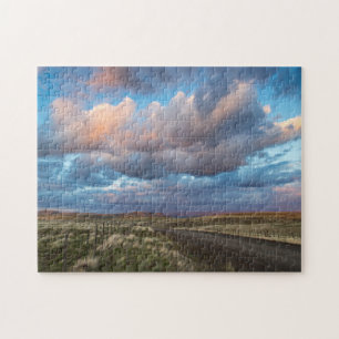 Sonnenschirme über der Gravel Zumani Prairie Road Puzzle