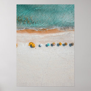 Sonnenschirmplakat am Sandstrand Poster
