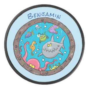 Sonnenseebewohner unter Wasser zeichnend Cartoon Eishockey Puck