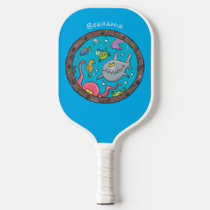 Sonnenseebewohner unter Wasser zeichnend Cartoon Pickleball Schläger