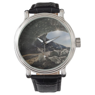 Sonnenstrahlen am Eingang einer Eishöhle Armbanduhr