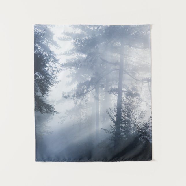 Sonnenstrahlen, die durch einen nebeligen Wald str Wandteppich (Vorderseite)