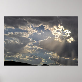 Sonnenstrahlen durch Sturmwolken in der Wüste Poster