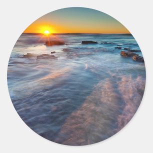 Sonnenstrahlen erhellen den Pazifischen Ozean Runder Aufkleber