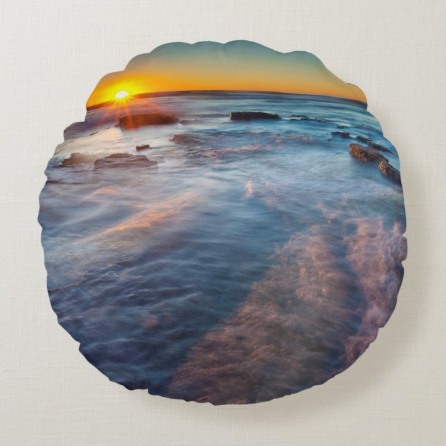 Sonnenstrahlen erhellen den Pazifischen Ozean Rundes Kissen (Vorderseite)