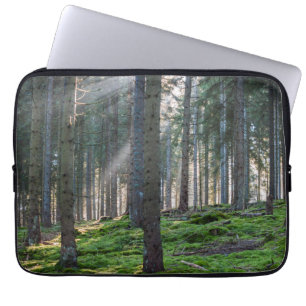 Sonnenstrahlen im Schwarzwald Laptopschutzhülle