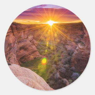 Sonnenstrahlen in Canyon de Chelly, AZ Runder Aufkleber
