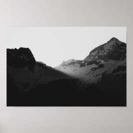 Sonnenstrahlen über den Bergen Poster