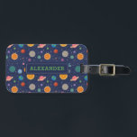 Sonnensystem mit Sonne und Planeten Personalisiert Gepäckanhänger<br><div class="desc">Ein unterhaltsames und modernes Sonnensystem-Muster mit bunten Planeten-,  Stern- und Sonnenstuden vor dunkelblauem Hintergrund. Dieses Design kann mit einem Namen personalisiert oder mit Initialen mit Monogramm werden.</div>
