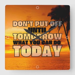 Sonnenuntergang am Palmenstrand motivierend Satz Quadratische Wanduhr