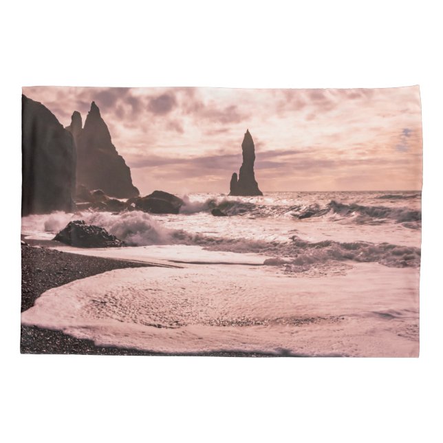 Sonnenuntergang am schwarzen Sandstrand Reynisfjar Kissenbezug (Rückseite)