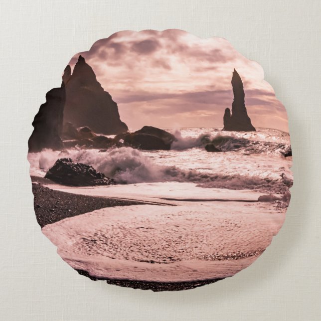 Sonnenuntergang am schwarzen Sandstrand Reynisfjar Rundes Kissen (Vorderseite)