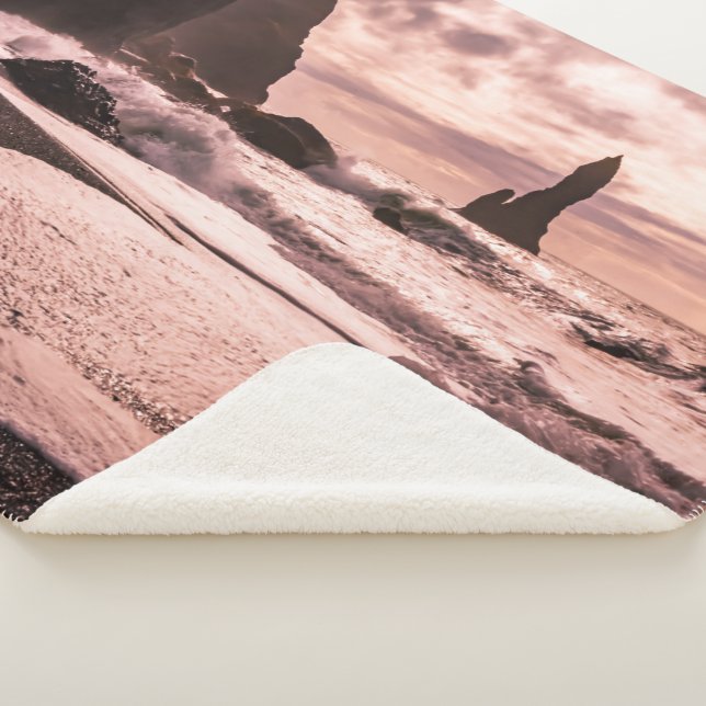 Sonnenuntergang am schwarzen Sandstrand Reynisfjar Sherpadecke (3/4)