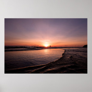 Sonnenuntergang am Strand ist dunkles Licht und se Poster
