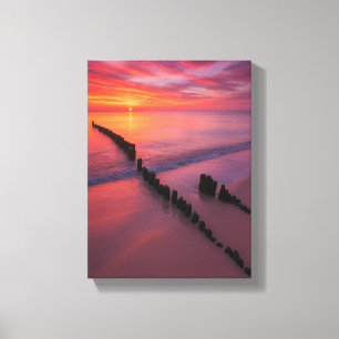 Sonnenuntergang am Strand mit Holzstühlen Leinwanddruck