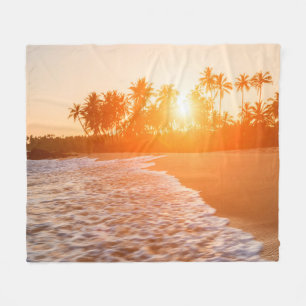 Sonnenuntergang auf dem Strand mit Fleecedecke