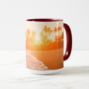 Sonnenuntergang auf dem Strand mit Tasse