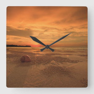Sonnenuntergang auf einem thailändischen Strand Quadratische Wanduhr