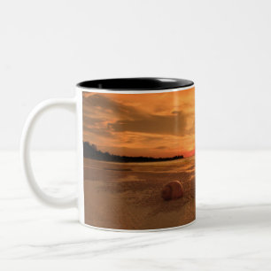 Sonnenuntergang auf einem thailändischen Strand Zweifarbige Tasse