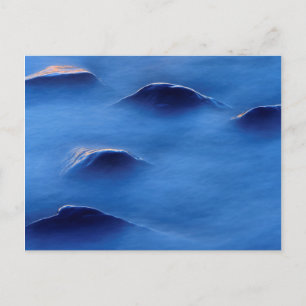 Sonnenuntergang auf Felsen, die durch schaumiges W Postkarte