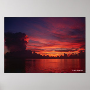 Sonnenuntergang auf See mit dunklen Wolken Poster