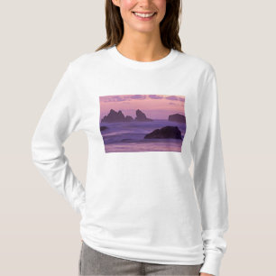 Sonnenuntergang bei den Stacks am Bandon Beach. T-Shirt