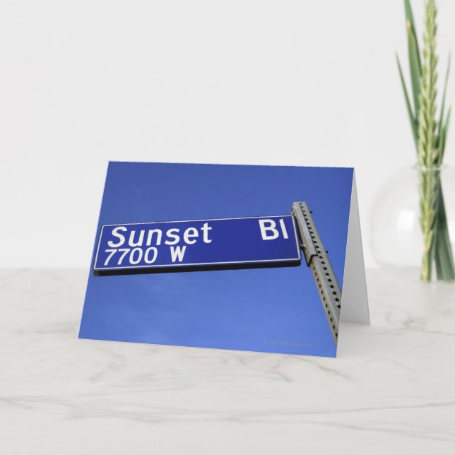 Sonnenuntergang-Boulevardzeichen gegen einen Karte (Vorderseite)