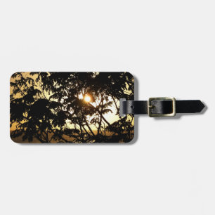 Sonnenuntergang durch Bäume I Tropische Fotografie Gepäckanhänger