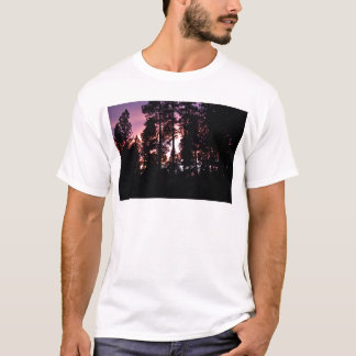 Sonnenuntergang durch die Kiefern T-Shirt