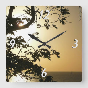 Sonnenuntergang durch die Tropenfotografie der Bäu Quadratische Wanduhr