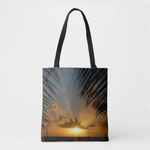 Sonnenuntergang durch die tropische Küste der Palm