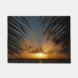 Sonnenuntergang durch die tropische Küste der Palm Fußmatte