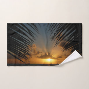 Sonnenuntergang durch die tropische Küste der Palm Handtuch