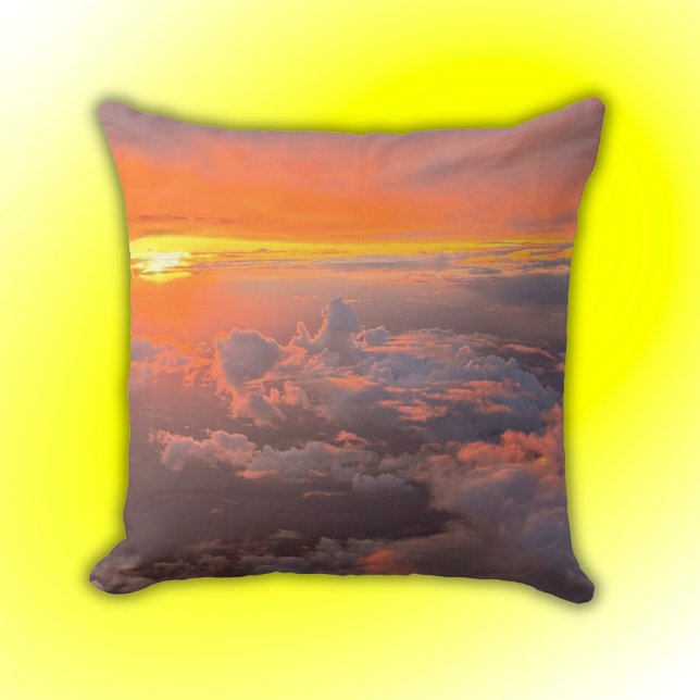 Sonnenuntergang durch die Wolkendecke Orange & Gel Kissen (Von Creator hochgeladen)