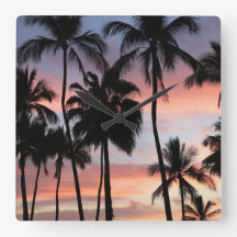 Sonnenuntergang durch tropische Palmen